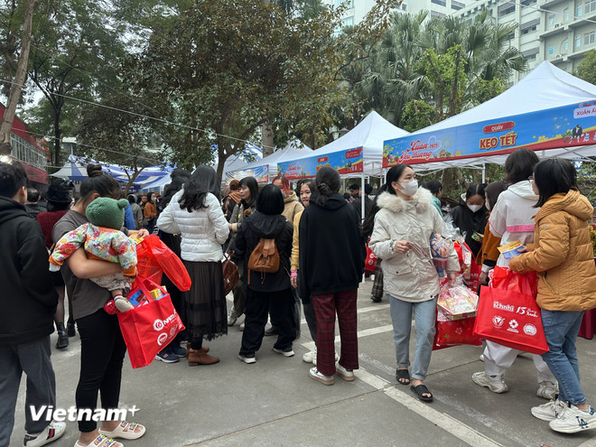 Các gia đình bệnh nhi đi lựa chọn những phần quà tặng tại các gian hàng. (Ảnh: T.G/Vietnam+) vnp-benh-nhi-8.jpg