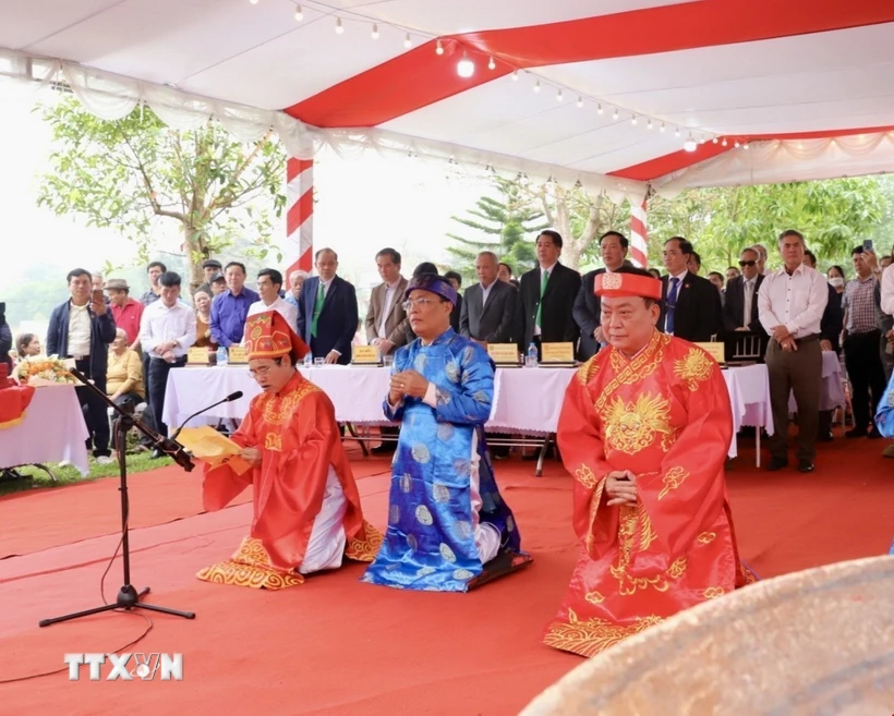 Trình tấu chúc văn 603 năm ngày mất Hoàng đế Hồ Quý Ly. (Ảnh: Hoa Mai/TTXVN)