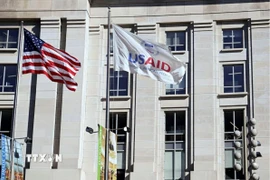 Quốc kỳ Mỹ và cờ của Cơ quan Phát triển Quốc tế Mỹ (USAID) tại trụ sở của USAID ở Washington, D.C. (Ảnh: Reuters/TTXVN)