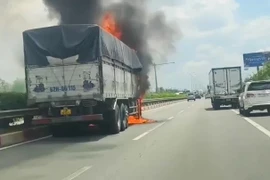 Xe tải bốc cháy trên cao tốc Thành phố Hồ Chí Lonh-Long Thành-Dầu Giây hướng đi Đồng Nai. (Nguồn: Báo SGGP)