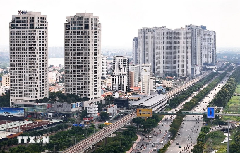 Các tòa chung cư dọc với tuyến metro số 1 và đại lộ Võ Nguyên Giáp, thành phố Thủ Đức. (Ảnh: Hồng Đạt/TTXVN)