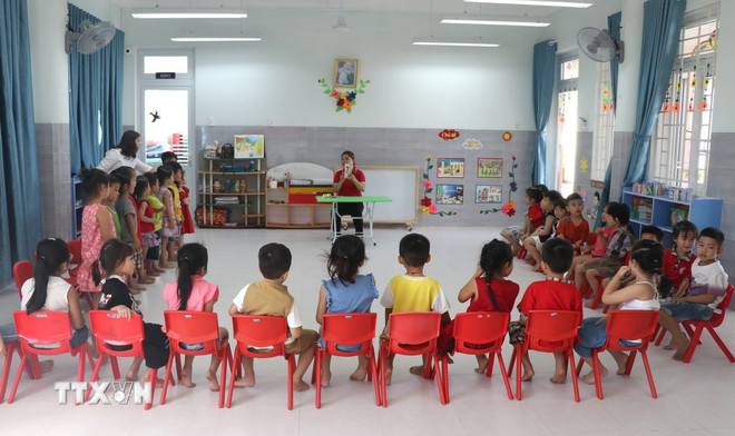 Việc miễn học phí cho học sinh là rất tốt nhưng điều đó vẫn chưa đủ bởi việc nuôi dạy một đứa trẻ còn rất nhiều chi phí khác. (Ảnh: Tường Quân/TTXVN) ttxvn-mam-non.jpg