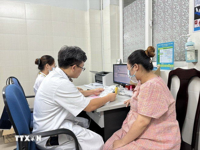 Chăm sóc sức khỏe cho lao động nữ mang thai. (Ảnh: TTXVN phát) ttxvn-suc-khoe-sinh-san.jpg