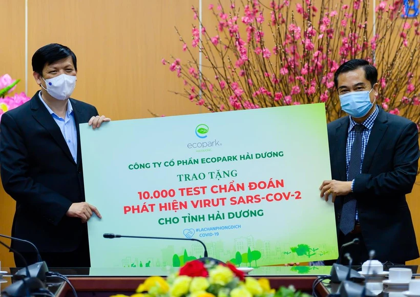 Ông Nguyễn Công Hồng - Tổng Giám đốc Công ty CP Ecopark Hải Dương trao 10.000 test chẩn đoán COVID-19 tới lãnh đạo Bộ Y tế (Ảnh: PV/Vietnam+) 