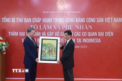 Tổng Bí thư Tô Lâm tặng quà cho Đại sứ quán Việt Nam tại Indonesia. (Ảnh: Thống Nhất/TTXVN)