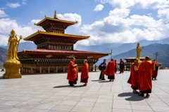 Các nhà sư tại chùa Phật vàng Dordenma ở Thimphu, Bhutan. (Nguồn: Getty Images)