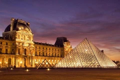 Bảo tàng Louvre lần đầu tiên trở thành điểm triển lãm thời trang