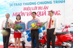 Trao giải thưởng cho khách hàng trúng thưởng chương trình “Triệu lời tri ân, Muôn vàn quà tặng.” (Nguồn: VinaPhone)