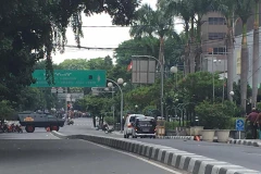 Lực lượng an ninh Indonesia triển khai trên một đường phố ở Jakarta sau vụ nổ. (Nguồn: AFP/TTXVN)