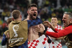 Tiền đạo Croatia Bruno Petkovic (giữa) ăn mừng cùng đồng đội sau khi ghi bàn thắng cân bằng tỷ số 1-1 trong trận tứ kết World Cup 2022 trước đội tuyển Brazil, ngày 9/12/2022. (Ảnh: AFP/TTXVN)