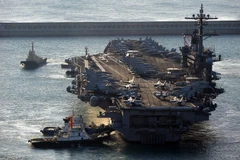 Tàu sân bay USS CVN-70 Carl Vinson tại thành phố cảng miền nam Busan, Hàn Quốc. (Nguồn: AFP/TTXVN)