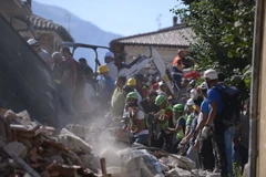 Lực lượng cứu hộ tìm kiếm nạn nhân động đất tại Amatrice, Italy ngày 24/8. (Nguồn: AFP/TTXVN)