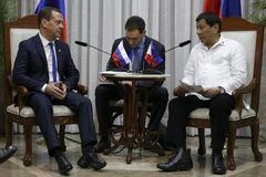 Tổng thống Philippines Rodrigo Duterte (phải) và Thủ tướng Nga Dmitry Medvedev. (Nguồn: news.abs-cbn.com)