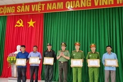 Công an tỉnh Đắk Lắk khen thưởng tổ chức, cá nhân có thành tích xuất sắc phát hiện, truy đuổi và bắt 3 đối tượng truy nã đặc biệt. (Ảnh: TTXVN phát)