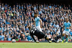 Aguero thoải mái băng xuống ghi bàn mở tỷ số cho Man City. (Nguồn: PA)