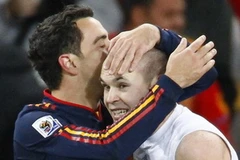 Xavi và Iniesta là hai trong số năm cầu thủ Tây Ban Nha trong đội hình tiêu biểu. (Nguồn: Getty Images)