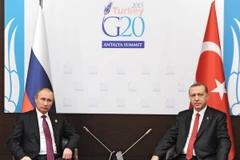  Tổng thống Thổ Nhĩ Kỳ Tayyip Erdogan (phải) có cuộc gặp với Tổng thống Nga Vladimir Putin (trái) bên lề Hội nghị thượng đỉnh G-20 tại Antalya,Thổ Nhĩ Kỳ tháng 11/2015. (Nguồn: AFP/TTXVN)