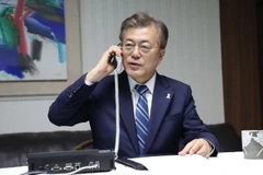 Ông Moon Jae-In nhận báo cáo qua điện thoại từ Chủ tịch Hội đồng tham mưu trưởng liên quân Hàn Quốc, Tướng Lee Sun-jin tại Seoul ngày 10/5. (Nguồn: Yonhap/TTXVN)