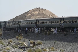 Hiện trường một vụ nổ nhằm vào đoàn tàu ở thị trấn Much, cách thủ phủ Quetta, tỉnh Balochistan (Pakistan) khoảng 55km. (Ảnh: Getty Images/TTXVN)