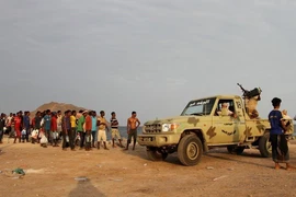 Người di cư chờ lên tàu ở cảng Aden, Yemen để trở về Somalia, sau khi bị trục xuất. (Ảnh: Getty Images/TTXVN)