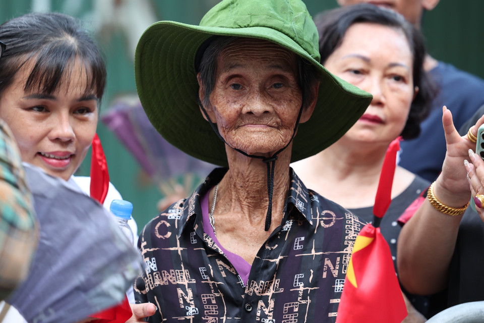 Cụ Nguyễn Thị Tiền 91 tuổi từ Điện Bàn, Quảng Nam ra Hà Nội để tiễn Tổng Bí thư lần cuối. Bà Tiền cho biết mình đã xếp hàng 2 lần, sáng bà đến nhưng không được vào. Buổi chiều bà cùng con cháu có mặt từ 3h. Bà buồn bã chia sẻ, chỉ tiếc là sau này không còn được nghe lời của Tổng Bí thư nữa. (Ảnh: Vietnam+)