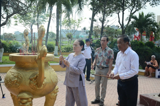 Thân nhân các gia đình liệt sỹ, chính quyền địa phương và các cựu quân nhân từng công tác, chiến đấu tại Trường Sa dâng hương tưởng niệm các Anh hùng Liệt sỹ hy sinh trên đảo Gạc Ma. (Ảnh: Văn Dũng/TTXVN) tuong-niem-gac-ma-1.jpg