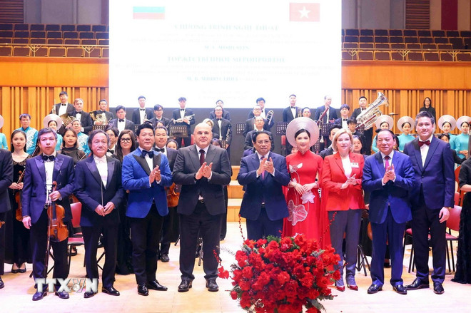 Thủ tướng Phạm Minh Chính và Thủ tướng Liên bang Nga Mikhail Vladimirovich Mishustin chụp ảnh chung với các nghệ sỹ tại chương trình. (Ảnh: Phạm Kiên/TTXVN) ttxvn-thu-tuong-viet-nam-nga-1.jpg