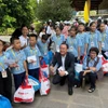 Hàng ngàn bệnh nhi đón Tết sớm với Chương trình Xuân yêu thương 2025 2 Chủ tịch Câu lạc bộ Du lịch Doanh nhân trẻ Việt Nam, ông Nguyễn Ngọc Tấn trao quà cho các em nhỏ. (Ảnh: CTV/Vietnam+)