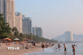 Bãi biển Nha Trang trải dài với nước biển xanh trong là nơi thu hút nhiều du khách đến nghỉ dưỡng, vui chơi. (Ảnh: Hoàng Hiếu/TTXVN)