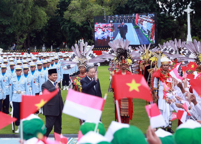 Tổng thống Indonesia Prabowo Subianto chủ trì Lễ đón Tổng Bí thư Tô Lâm tại Phủ Tổng thống ở Thủ đô Jakarta. (Ảnh: Thống Nhất/TTXVN) vietnam-indonesia-resize.jpg