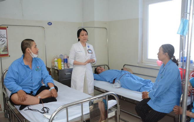 Bác sỹ Nguyễn Thị Minh Chí trò chuyện và giải đáp thắc mắc của bệnh nhân về việc điều trị bệnh ung thư vú. (Ảnh: Văn Dũng/TTXVN) bac-sy-2-resize.jpg