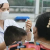 Nhân viên y tế tiêm vaccine phòng sởi-rubella cho trẻ. (Ảnh: Minh Quyết/TTXVN)