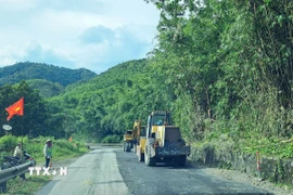 Thi công sửa chữa đường Hồ Chí Minh nhánh Tây đoạn qua huyện Đakrông (Quảng Trị). (Ảnh: Nguyên Lý/TTXVN)