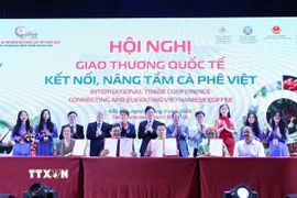 Ký kết biên bản thỏa thuận hợp tác trong khuôn khổ Hội nghị. (Ảnh: Hoài Thu/TTXVN.)