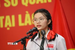 Em Soulichanh Nounpaserth, học sinh Trường song ngữ Lào - Việt Nam Nguyễn Du, đại diện các em học sinh được nhận học bổng phát biểu cảm ơn. (Ảnh: Xuân Tú/TTXVN)