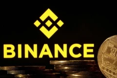 Đồng tiền điện tử Bitcoin và biểu tượng Binance. (Ảnh: Reuters/TTXVN)