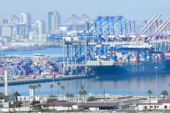 Hoạt động tại cảng hàng hóa Long Beach ở California, Mỹ. (Ảnh: AFP/TTXVN)