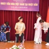 Phân cảnh Tấm và nhà Vua hội ngộ tại nhà của bà lão bán nước trong vở kịch Tấm Cám. (Ảnh: Phạm Tuân/TTXVN)