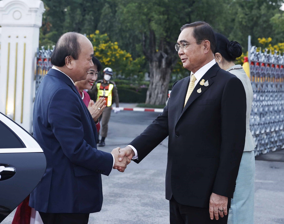 Thủ tướng Vương quốc Thái Lan Prayut Chan-o-cha đón Chủ tịch nước Nguyễn Xuân Phúc. (Ảnh: Thống Nhất/TTXVN)