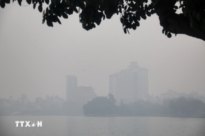 Những hạt bụi siêu nhỏ trong không khí bị ô nhiễm dễ dàng xâm nhập vào da qua các lỗ chân lông. (Ảnh minh họa. Nguồn: TTXVN) ttxvn-o-nhiem-khong-khi-2-5779.jpg