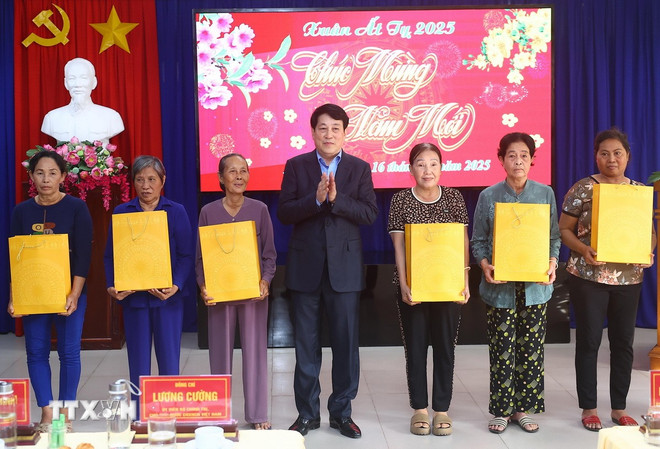 Chủ tịch nước Lương Cường tặng quà cho các gia đình có công với cách mạng, gia đình chính sách tỉnh An Giang. (Ảnh: Lâm Khánh/TTXVN) ttxvn-1601-chu-tich-nuoc-chuc-tet-an-giang-6.jpg