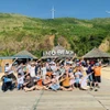 Bình Định: Tổ chức tàu hỏa miễn phí nhân kỷ niệm 50 Năm ngày giải phóng tỉnh 2 Du khách chụp ảnh lưu niệm tại Khu du lịch biển Kỳ Co. (Ảnh: TTXVN phát)