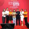 Thám tán Thương mại Việt Nam tại Malaysia Lê Phú Cường (thứ ba từ bên phải) chụp ảnh lưu niệm cùng các doanh nghiệp Việt tham gia Triển lãm và Hội nghị kinh doanh quốc tế Selangor 2024 (SIBS). (Ảnh: Hằng Linh/TTXVN)