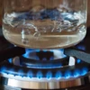 Thói quen sử dụng lò vi sóng gây hại nghiêm trọng nhưng thường bị bỏ qua 2 Đun sôi nước máy có thể làm giảm hơn 80% nồng độ hạt vi nhựa. (Nguồn: Flickr)