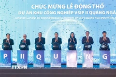 Chủ tịch Quốc hội Trần Thanh Mẫn và đại biểu thực hiện nghi thức động thổ Dự án khu công nghiệp VSIP II Quảng Ngãi. (Ảnh: Doãn Tấn/ TTXVN)