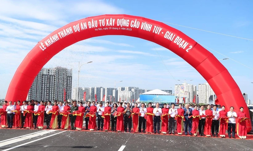 Thủ tướng Chính phủ Phạm Minh Chính và các lãnh đạo Ủy ban Nhân dân thành phố Hà Nội cắt băng khánh thành Cầu Vĩnh Tuy giai đoạn 2. (Ảnh: Việt Hùng/Vietnam+)