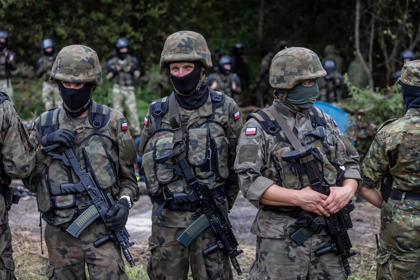 Binh sĩ Ba Lan gác tại khu vực Usnarz Gorny, gần Bialystok, biên giới Ba Lan - Belarus ngày 20/8/2021. (Ảnh: AFP/TTXVN)