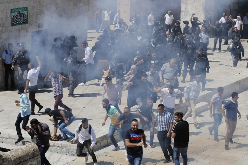 Quang cảnh cuộc đụng độ giữa người biểu tình Palestine và cảnh sát Israel tại đền Al-Aqsa ở Jerusalem. (Ảnh: AFP/TTXVN)