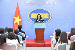 Người phát ngôn Bộ Ngoại giao Phạm Thu Hằng chủ trì một cuộc họp báo. (Ảnh: Minh Đức/TTXVN)