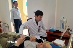 Các y, bác sỹ khám bệnh cho người dân xã biên giới Thắng Mố (huyện Yên Minh, Hà Giang). (Ảnh: Đức Thọ/TTXVN)